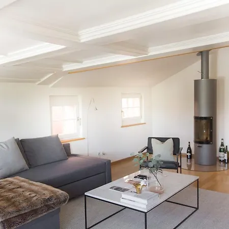 Lake Side Location Bellevue Apartment *