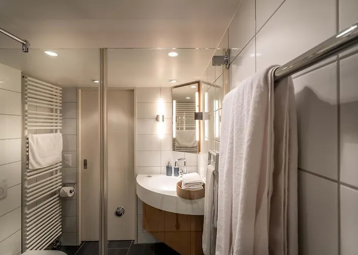 Lake Side Location Bellevue Apartment *