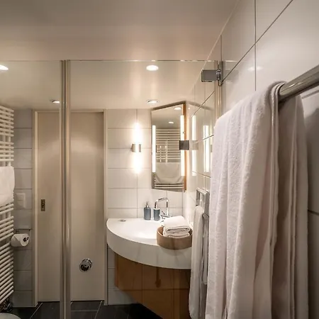 Lake Side Location Bellevue Apartment *