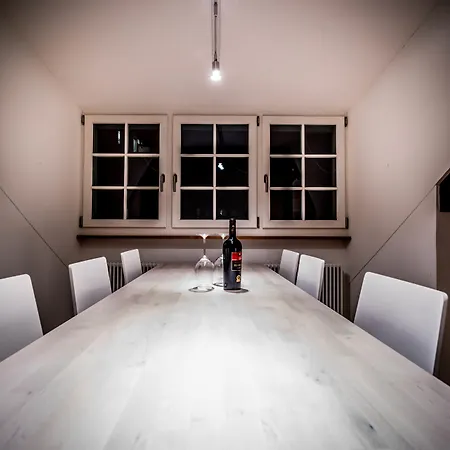 Lake Side Location Bellevue Apartment