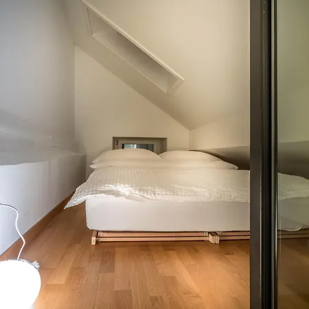 Lake Side Location Bellevue Apartment