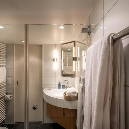 Lake Side Location Bellevue Apartment *